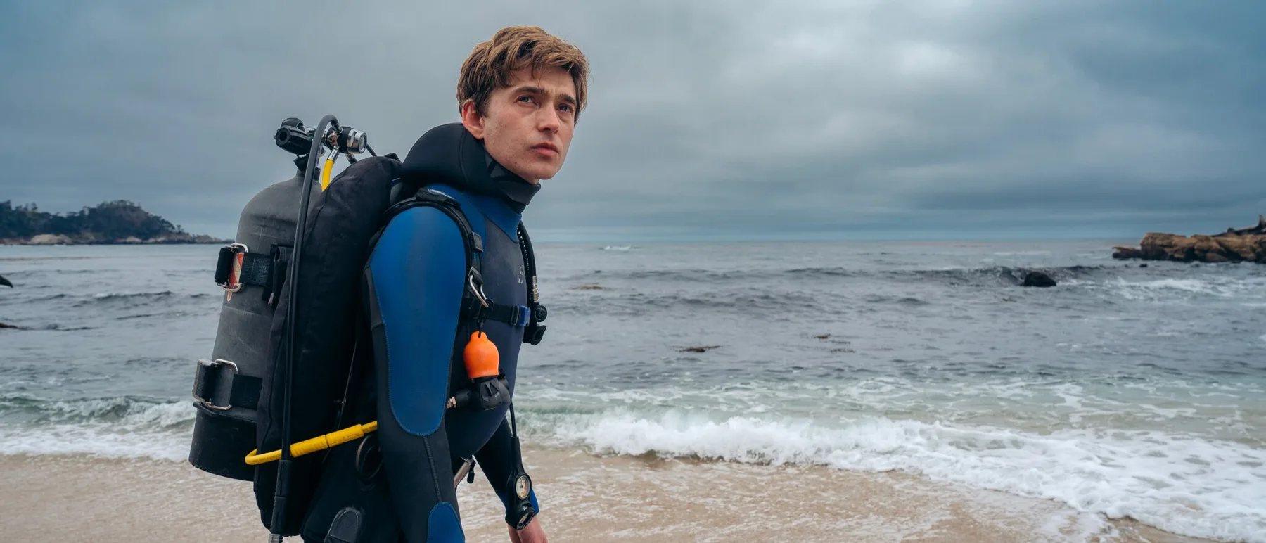 Austin Abrams als Taucher im Survival Thriller Whalefall