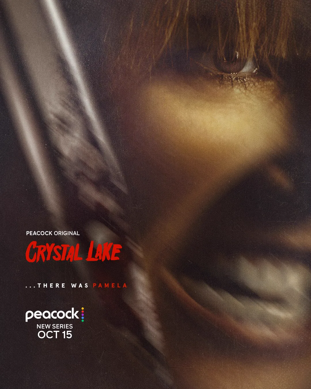 Offizielles Crystal Lake Poster mit Linda Cardellini als Pamela Voorhees hinter einer Klinge